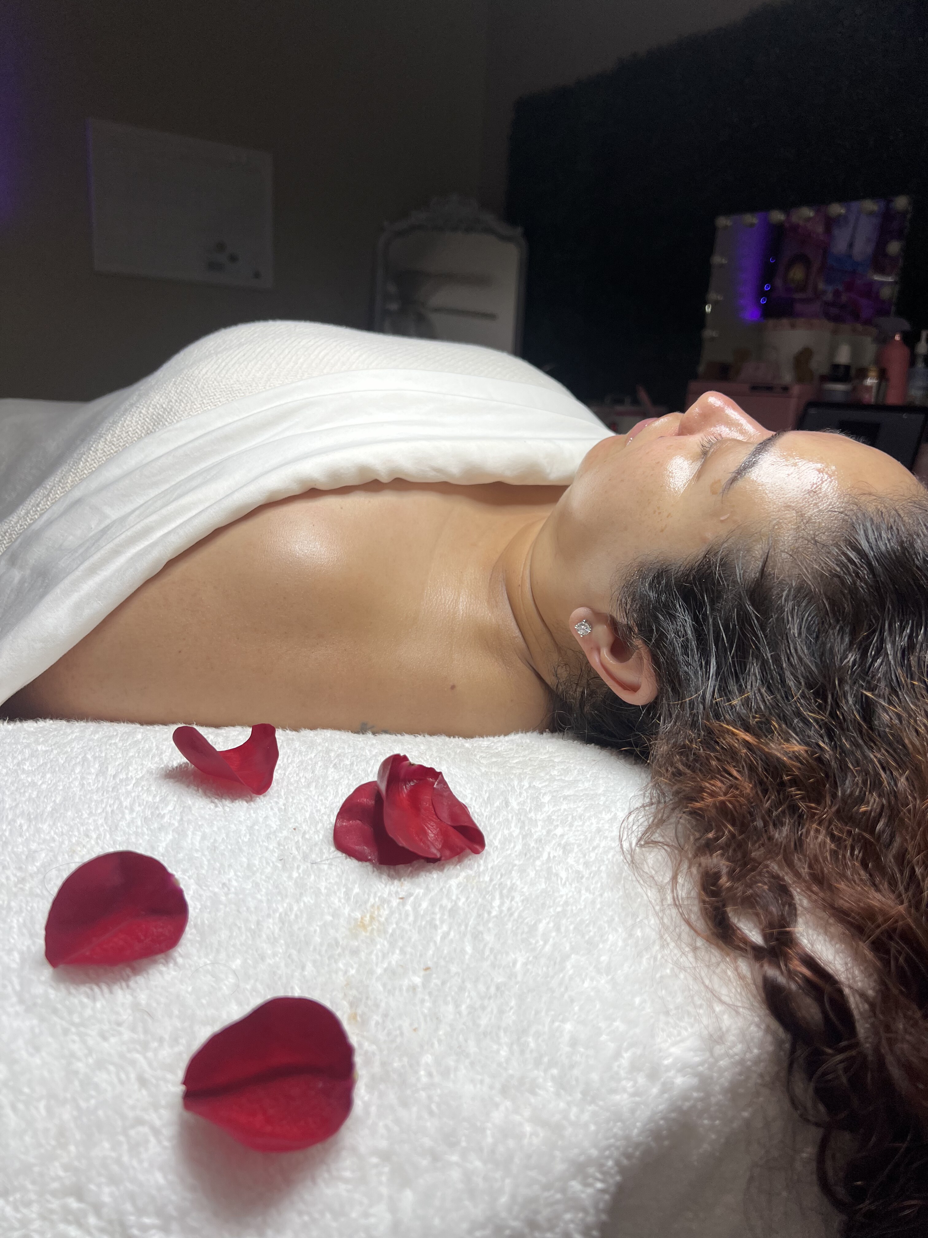 A peaceful treatment moment with rose petals